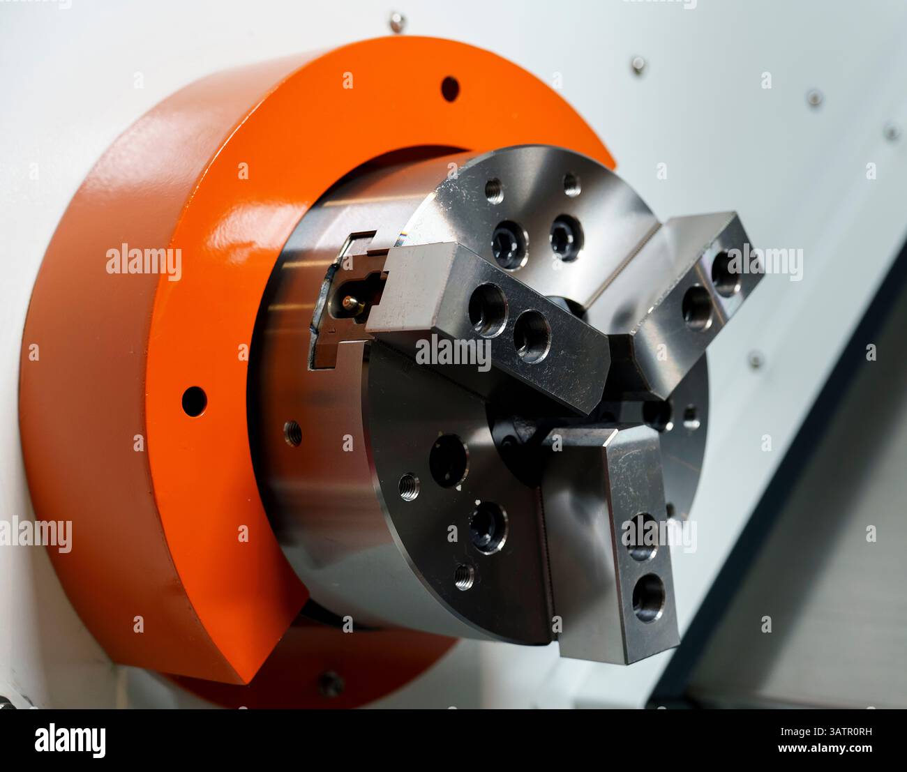 Ein Spannfutter mit Nocken, ein Teil einer cnc-Drehmaschine, Ausrüstung für die metallverarbeitende Industrie, ein Cyberpunk-Bild der Post-Apokalypse Stockfoto