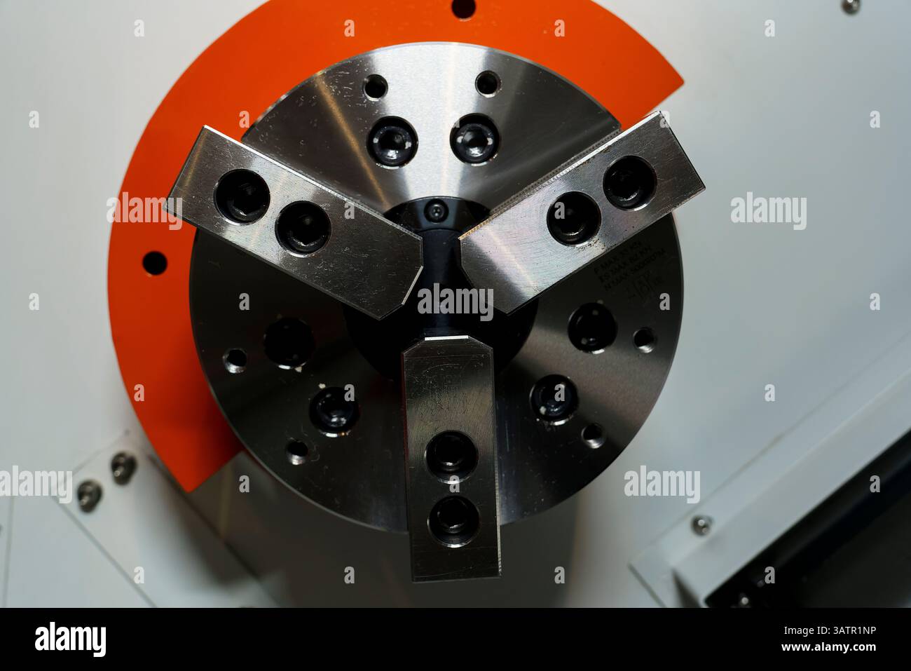 Ein Spannfutter mit Nocken, ein Teil einer cnc-Drehmaschine, Ausrüstung für die metallverarbeitende Industrie, ein Cyberpunk-Bild der Post-Apokalypse Stockfoto