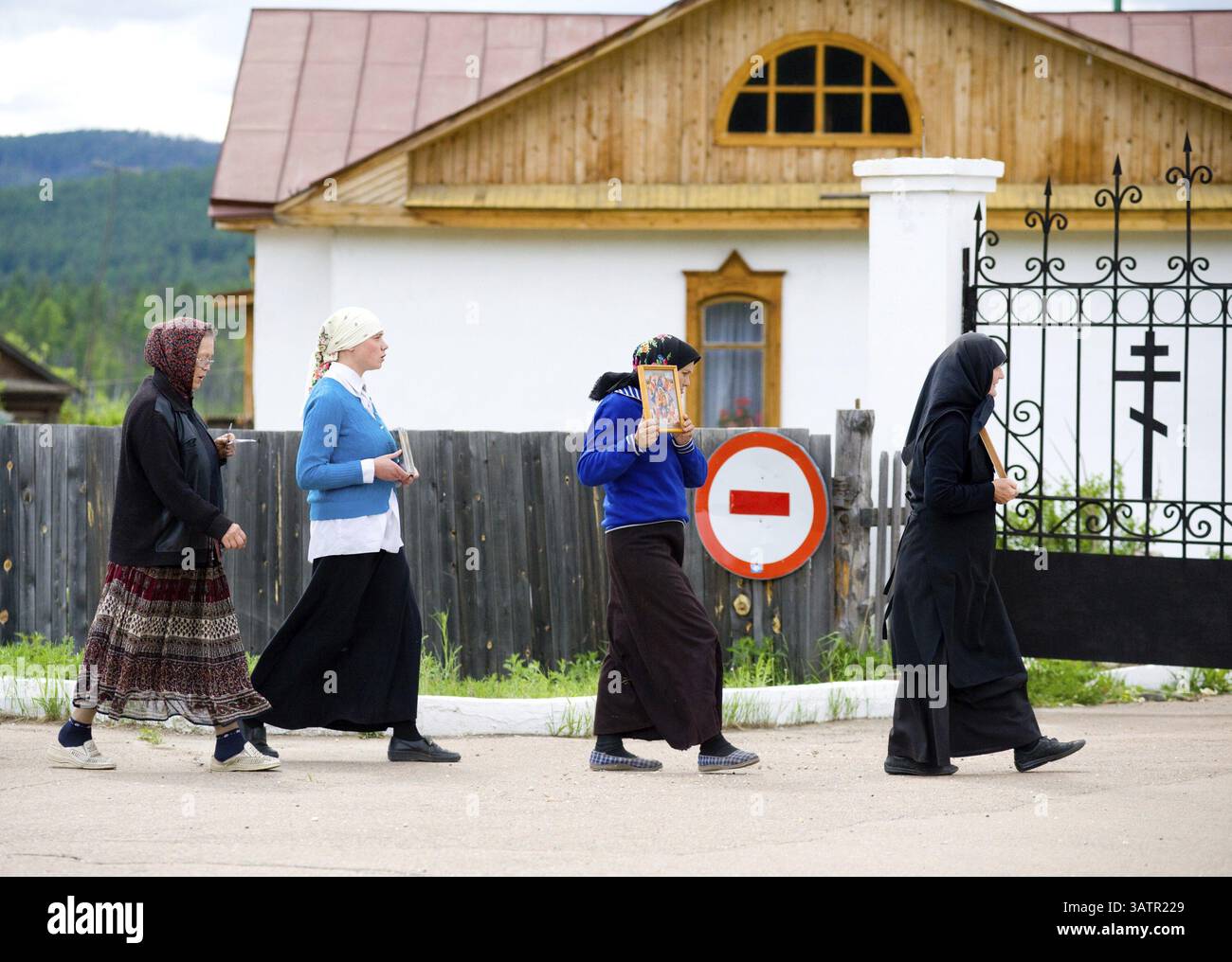 BATURINO, RUSSLAND – 18. JUNI: Nonnen des orthodoxen Klosters von Baturinski beenden eine nachmittags ikontragende Prozession am 18. Juni 2010 in Baturino, Burjatien, Rus Stockfoto