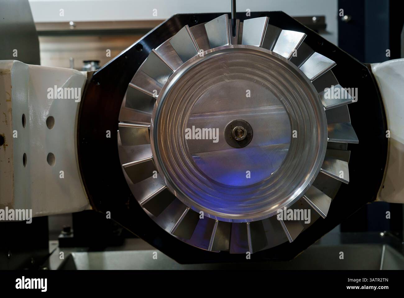 Eine Maschinenwelle mit Klingen, Metallbearbeitung, Maschinenteilen, glänzendem Metall Stockfoto