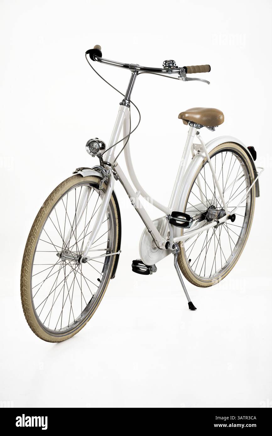 Das klassische Fahrrad der Frau auf einem isolierten weißen Studio-Hintergrund Stockfoto