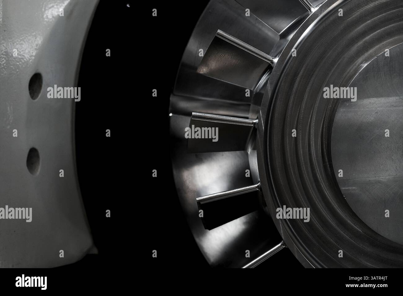 Eine Maschinenwelle mit Klingen, Metallbearbeitung, Maschinenteilen, glänzendem Metall Stockfoto