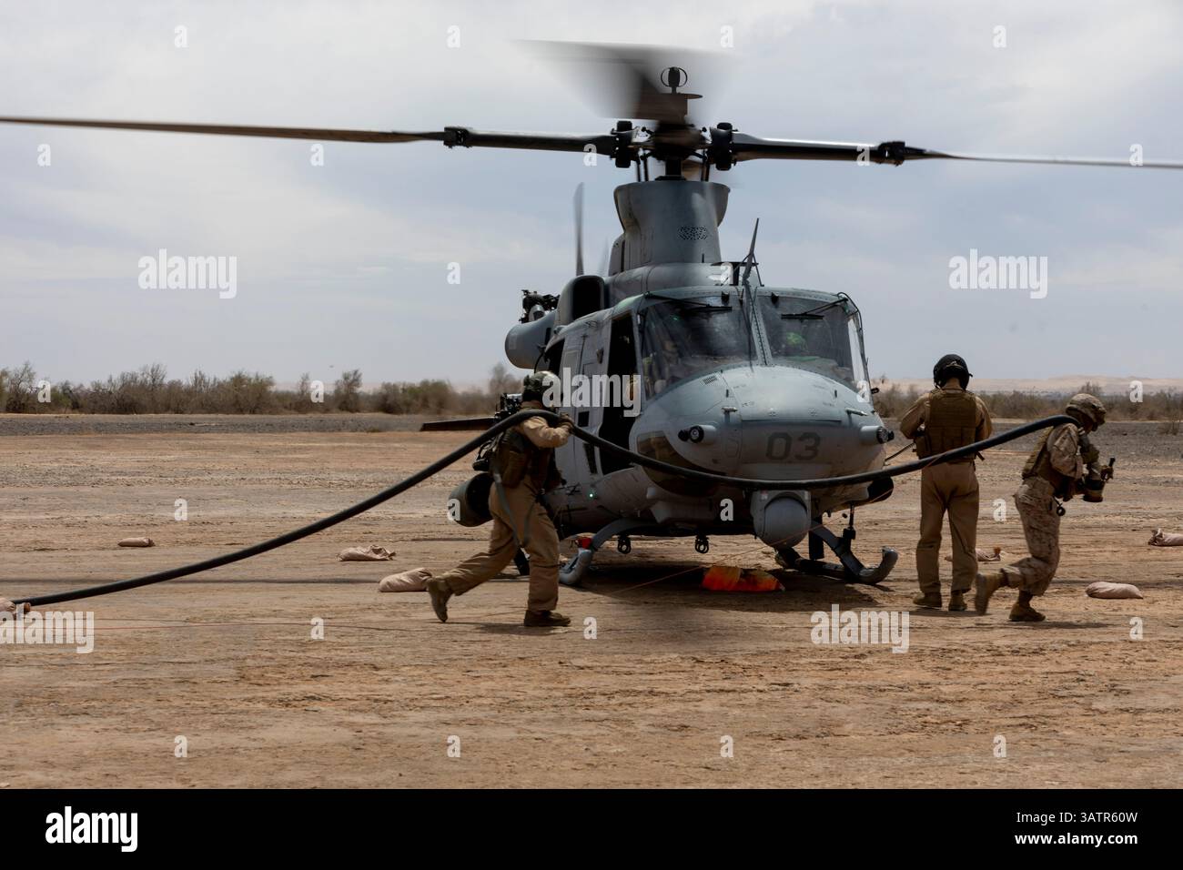 US-Marines, die der Marine Aviation Weapons and Tactics Squadron One (MAWTS-1) zugewiesen sind, tanken ein UH-1Y-Gift an einem Vorwärts-Bewaffnungs- und Tankpunkt auf Stockfoto