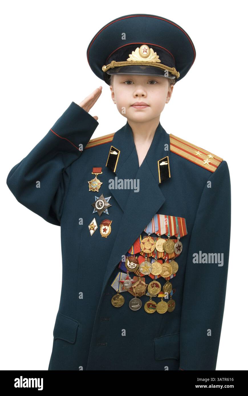 8-jähriges Mädchen, das in der Uniform ihres Großvaters der russischen Armee grüßt Stockfoto
