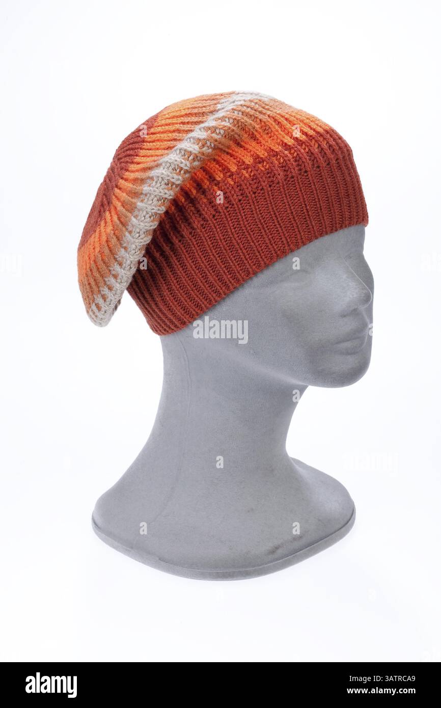 Strickmütze auf isoliertem Hintergrund, Nowosibirsk, Russland, Europa Stockfoto