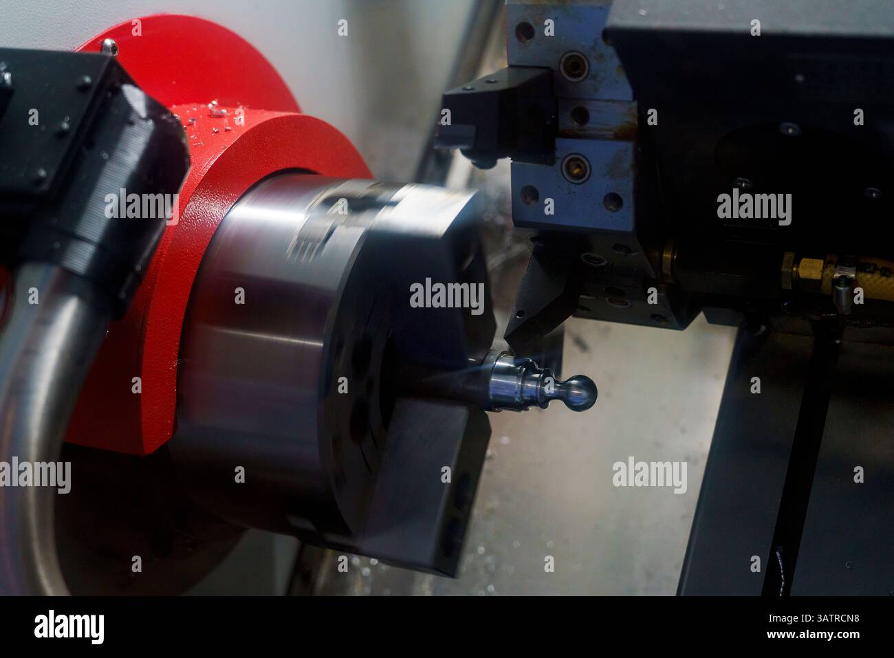 Eine CNC-Drehmaschine formt und schneidet die Metallteile der Welle. spannfutter, Fräser und Drehfräser im Betrieb Stockfoto