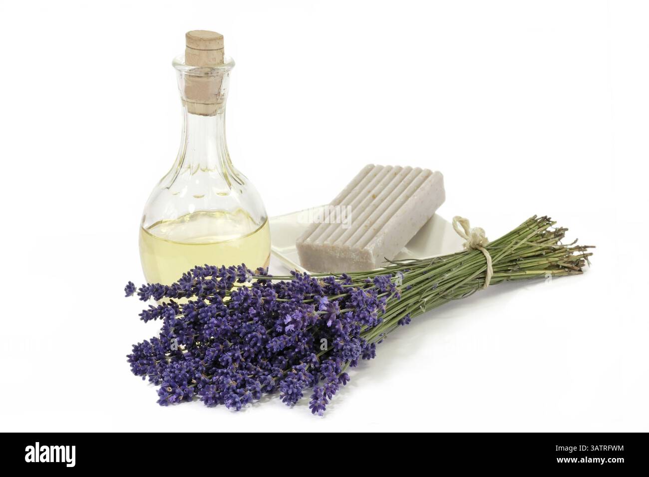 Lavendelstrauß, Seifenriegel und Ölflasche auf weißem Hintergrund Stockfoto