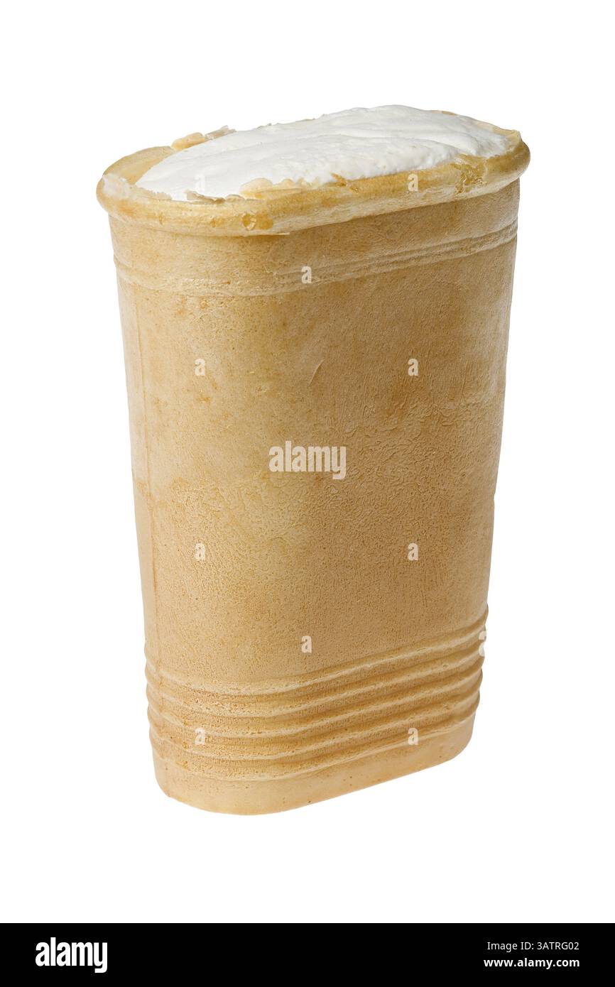 Eis in einem Waffelbecher auf weißem Hintergrund, Nowosibirsk, Russland, Europa Stockfoto