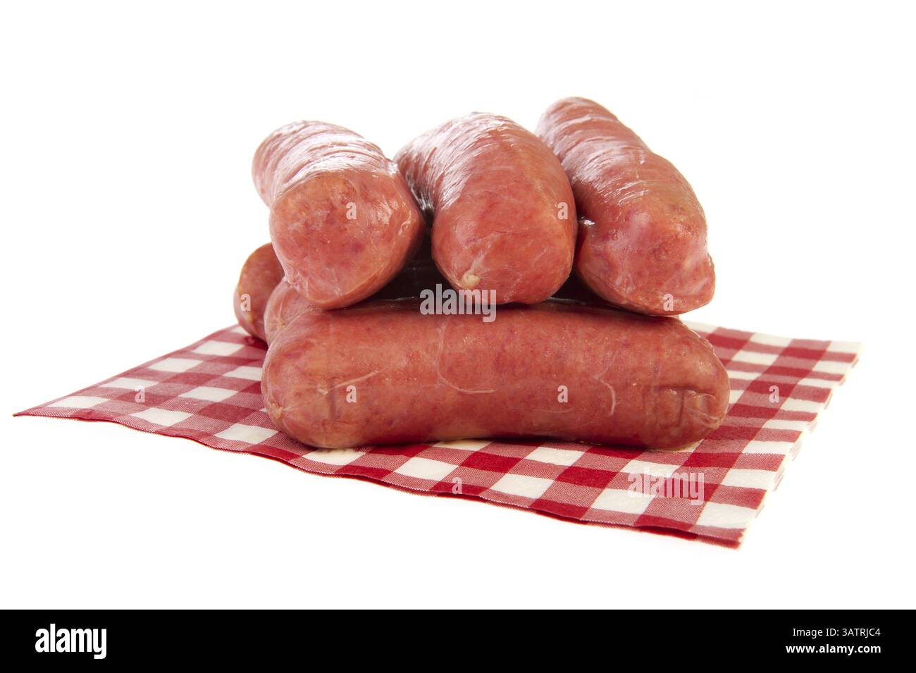 Rohwürste auf karierte Serviette isoliert auf weiß Stockfoto