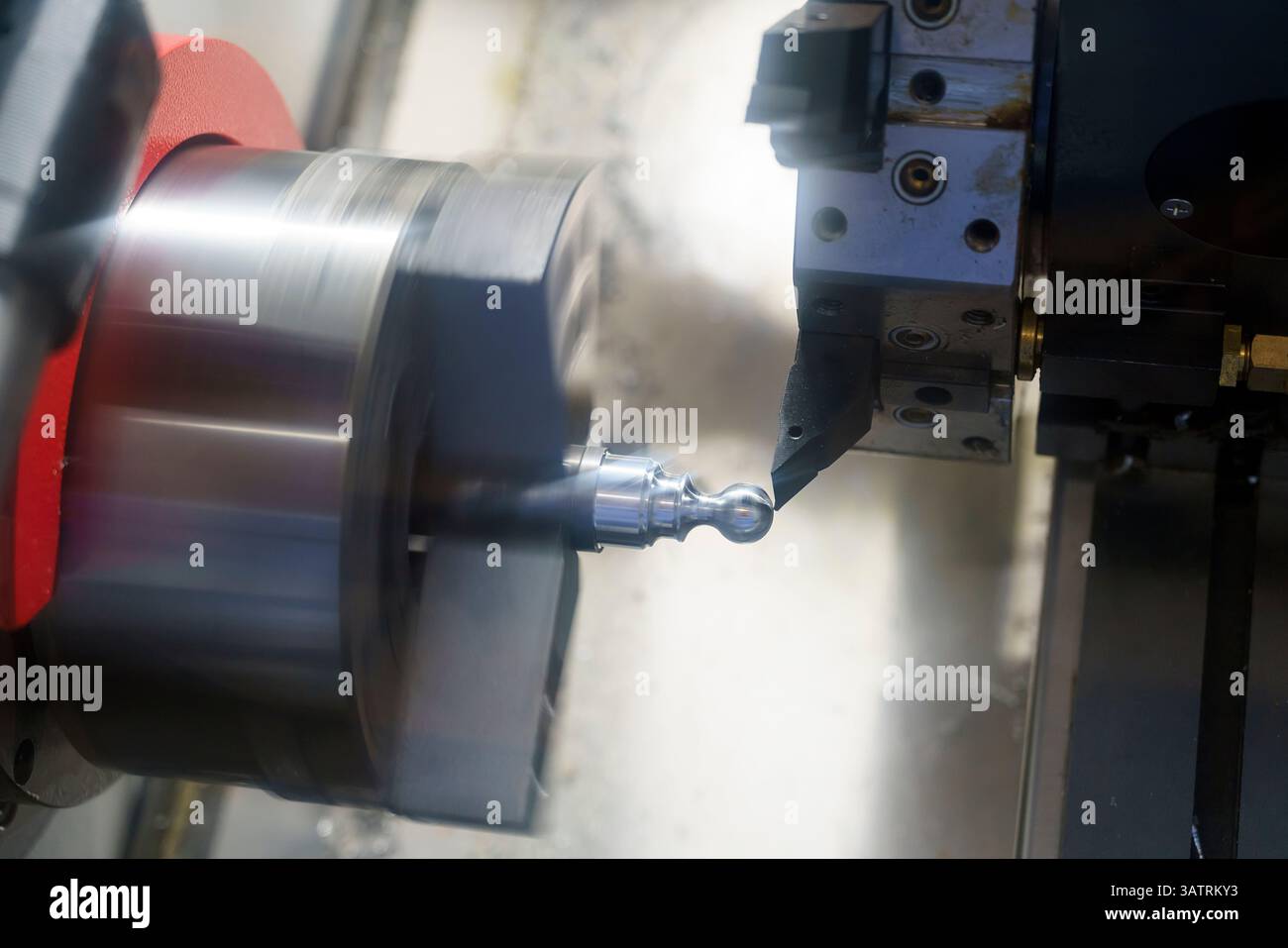 Eine CNC-Drehmaschine formt und schneidet die Metallteile der Welle. spannfutter, Fräser und Drehfräser im Betrieb Stockfoto