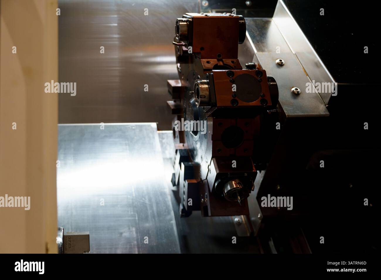 Ein Spannfutter mit Nocken, ein Teil einer cnc-Drehmaschine, Ausrüstung für die metallverarbeitende Industrie, ein Cyberpunk-Bild der Post-Apokalypse Stockfoto