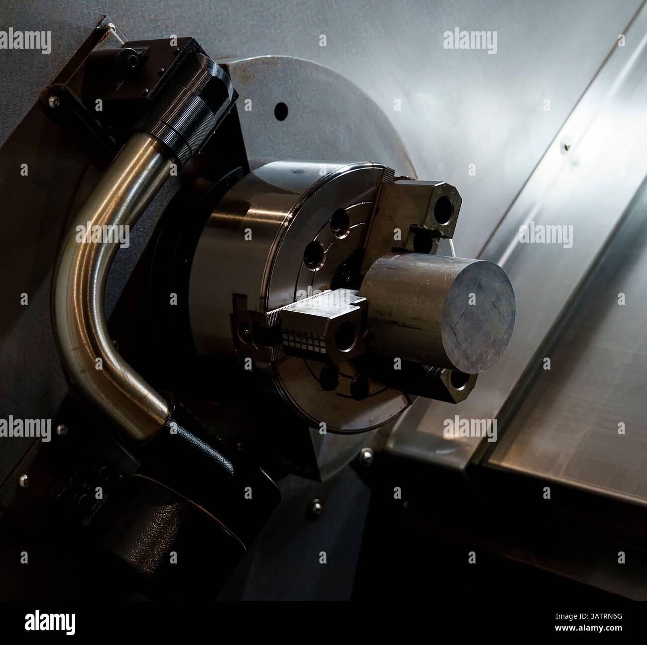 Ein Spannfutter mit Nocken, ein Teil einer cnc-Drehmaschine, Ausrüstung für die metallverarbeitende Industrie, ein Cyberpunk-Bild der Post-Apokalypse Stockfoto