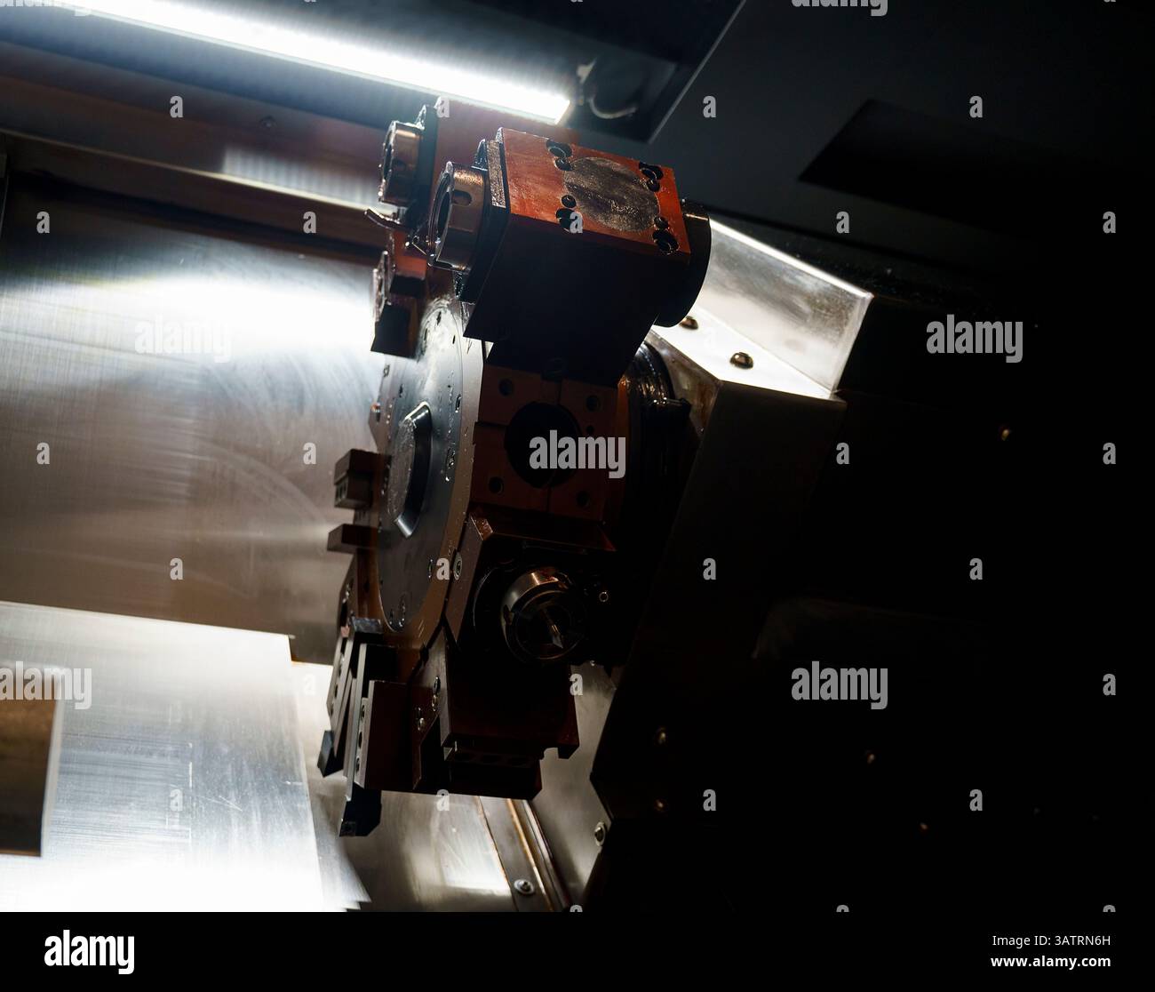 Ein Spannfutter mit Nocken, ein Teil einer cnc-Drehmaschine, Ausrüstung für die metallverarbeitende Industrie, ein Cyberpunk-Bild der Post-Apokalypse Stockfoto