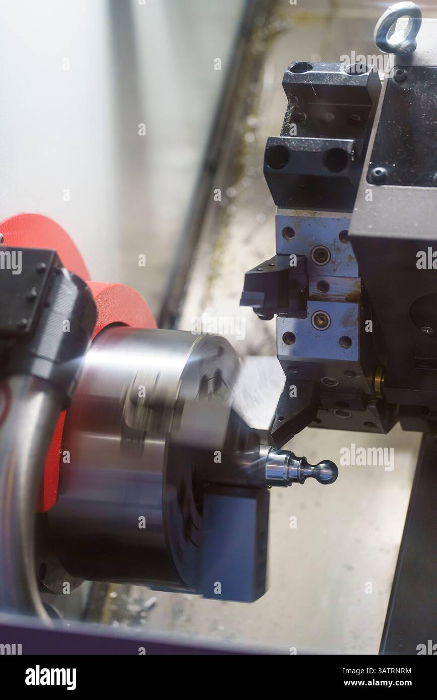 Eine CNC-Drehmaschine formt und schneidet die Metallteile der Welle. spannfutter, Fräser und Drehfräser im Betrieb Stockfoto