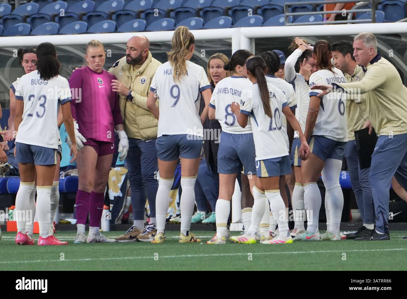 Laura Harvey, Cheftrainer des Seattle Reign FC, und ihr Coaching-Team geben Anweisungen während eines Spielstillstands während der ersten Hälfte eines NWSL-Spiels gegen Portland Thorns FC im Lumen Field in Seattle, Washington am 18. April 2025. (Foto Nate Koppelman/Alamy Live News) Stockfoto