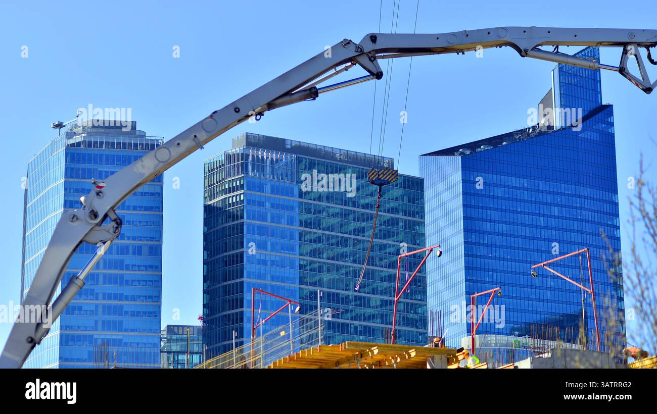 Warschau, Polen. 28. März 2025. Bau eines modernen, grünen, multifunktionalen Viertels von Wola. Towarowa 22 ist ein Stadtbildungsprojekt , das umgesetzt wurde . Stockfoto