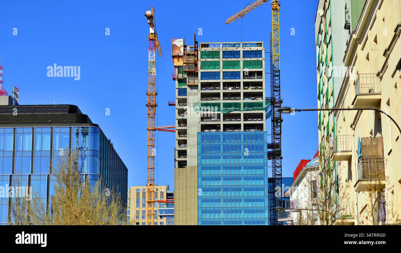 Warschau, Polen. 28. März 2025. Bürogebäude das Studio befindet sich im Bau. Stockfoto