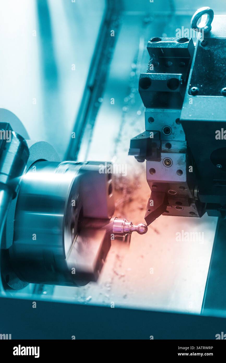 Eine CNC-Drehmaschine formt und schneidet die Metallteile der Welle. spannfutter, Fräser und Drehfräser im Betrieb Stockfoto