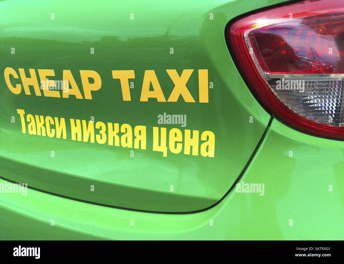 Billiges Taxischild auf Englisch und Russisch auf dem Vetnam Taxi Auto Stockfoto