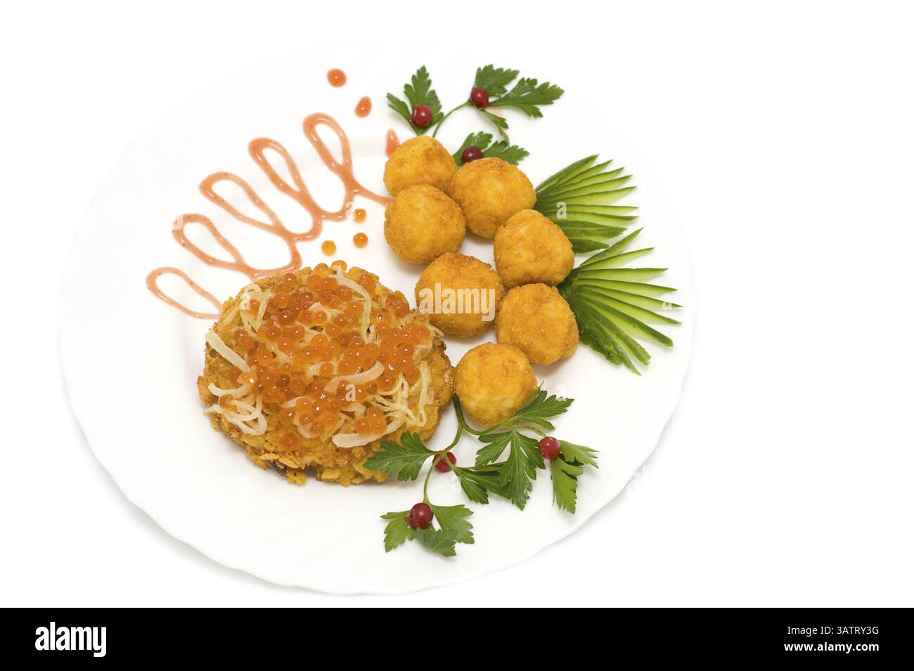 Lachsrissole bedeckt mit rotem Kaviar und gebratenen Kartoffelbällchen, flacher DOF Stockfoto
