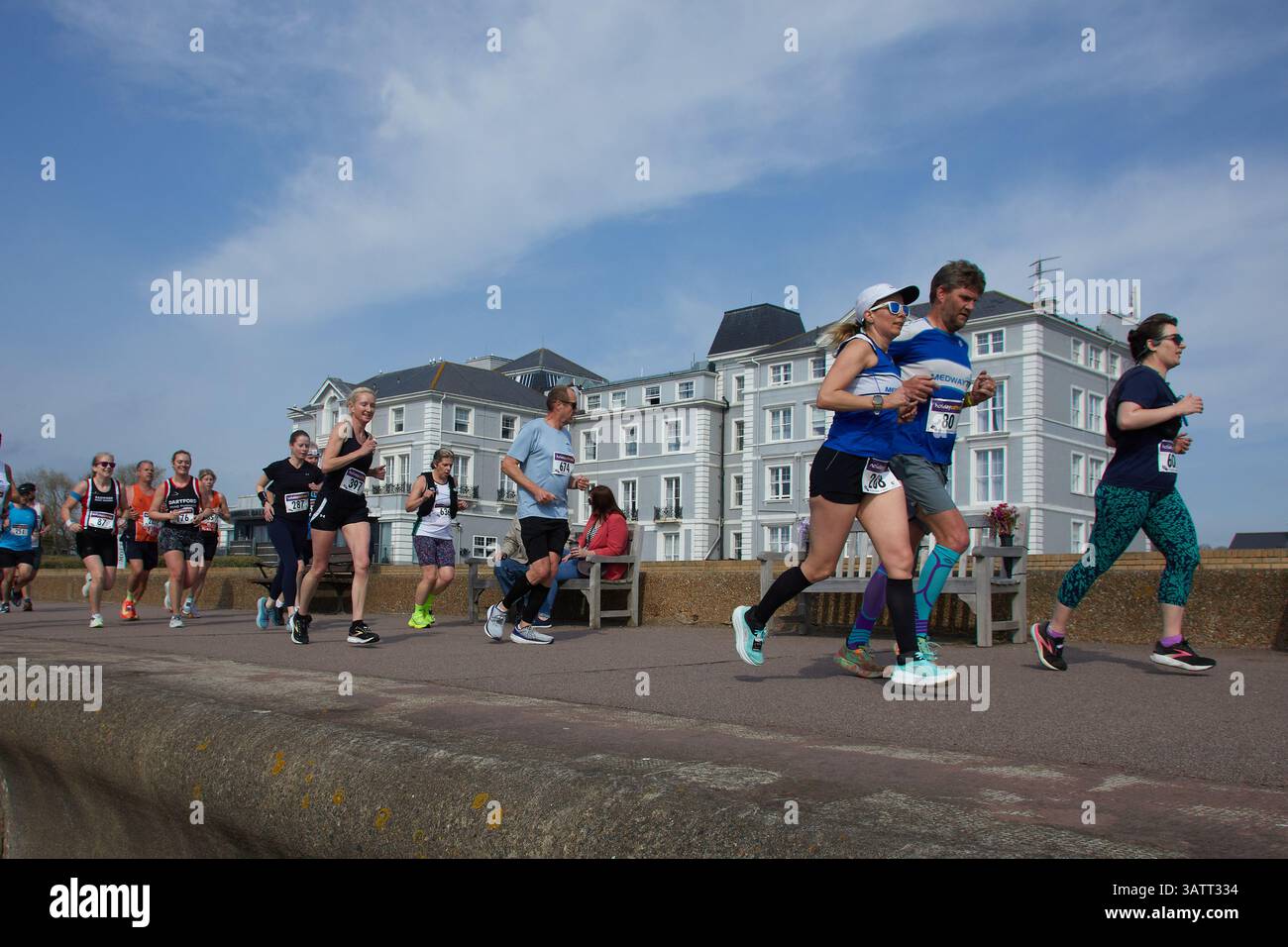 Läufer auf der Princes Parade, Hythe, beim Folkestone-16-Meilen-Rennen ...