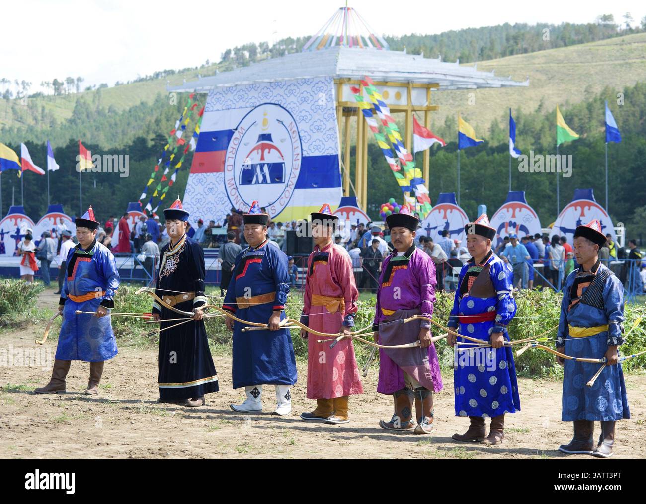 ULAN-UDE, RUSSLAND - 17. JULI: 4. Generalsitzung der Weltmongolischen Konvention, 17. Juli 2010 in Ulan-Ude, Burjatien, Russland. Wettbewerber in Mo Stockfoto