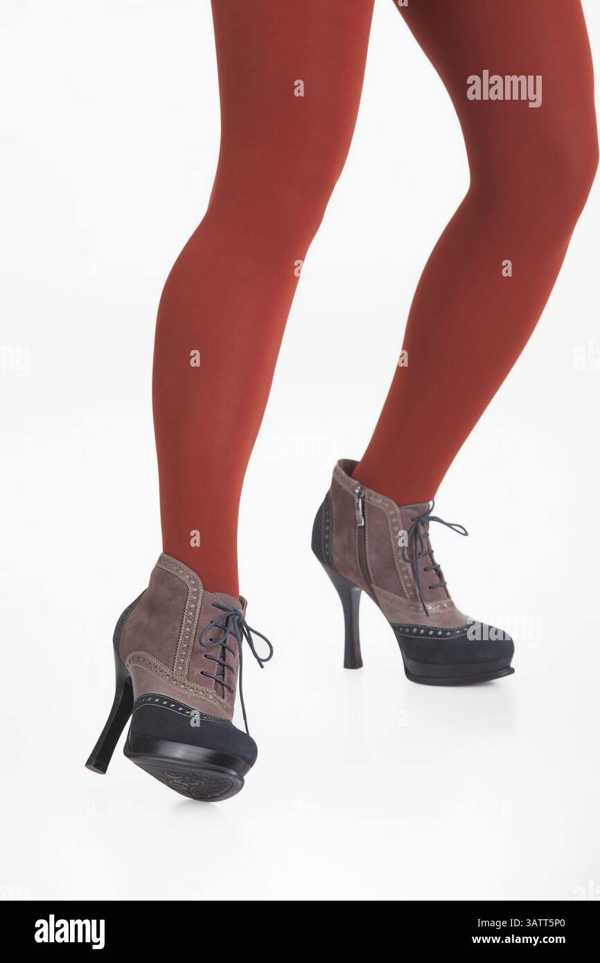 Frauenbeine in Schuhen auf isoliertem Hintergrund Stockfoto