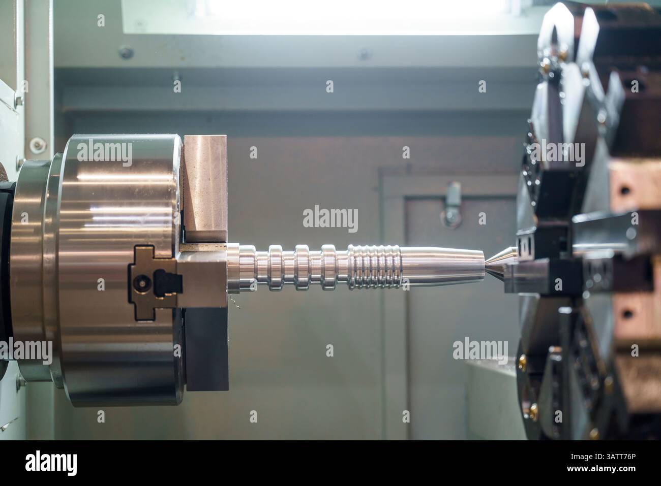 Ein Drehvorgang an einer cnc-Maschine. Metallschnittindustrie für Fertigung und Bearbeitung Stockfoto