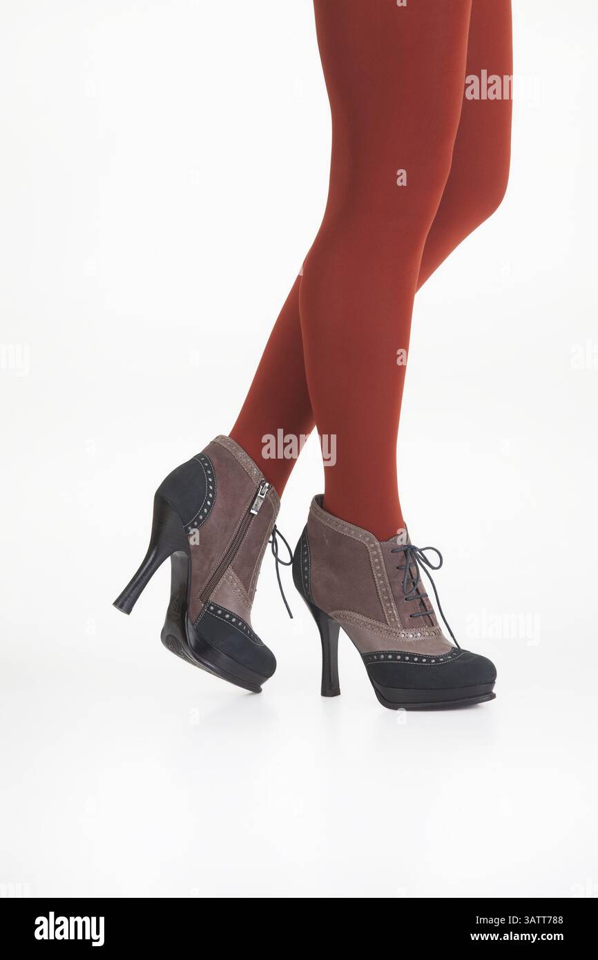 Frauenbeine in Schuhen auf isoliertem Hintergrund Stockfoto