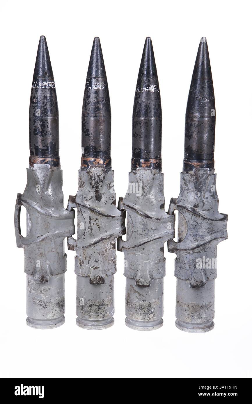 Patronen für Großkaliber-Maschinengewehr auf isoliertem Hintergrund, Nowosibirsk, Russland, Europa Stockfoto