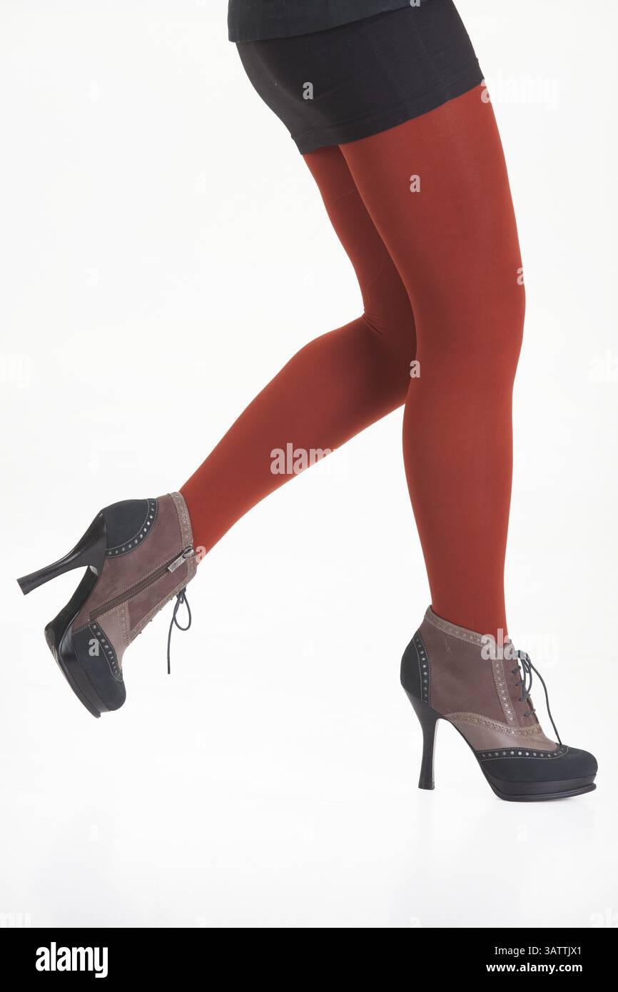 Frauenbeine in Schuhen auf isoliertem Hintergrund Stockfoto