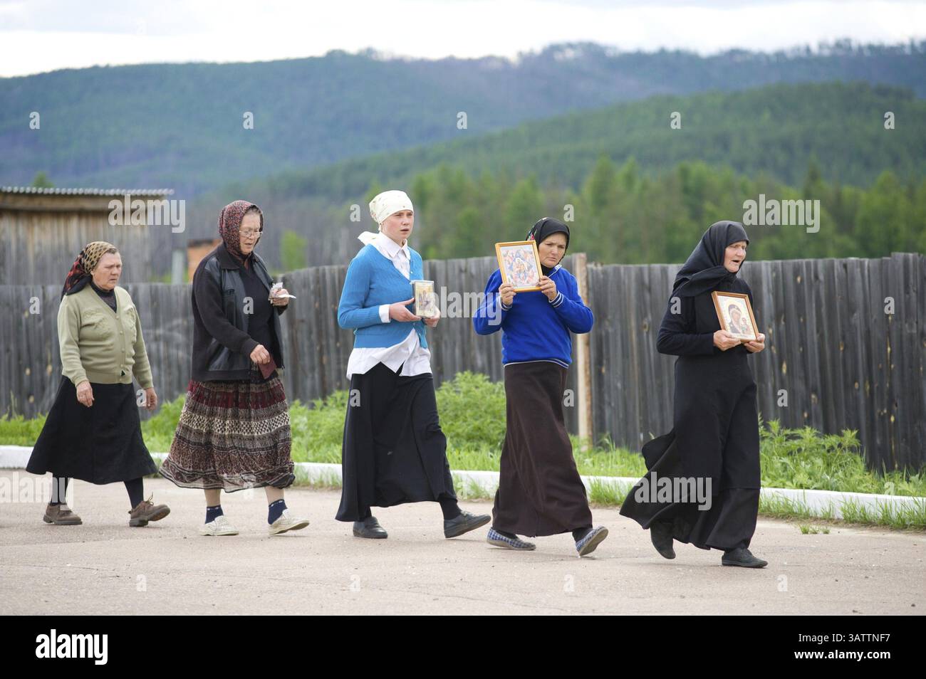 BATURINO, RUSSLAND – 18. JUNI: Nonnen des orthodoxen Klosters Baturinski machen am 18. Juni 2010 in Baturino, Burjatien, Ru, eine nachmittags ikontragende Prozession Stockfoto