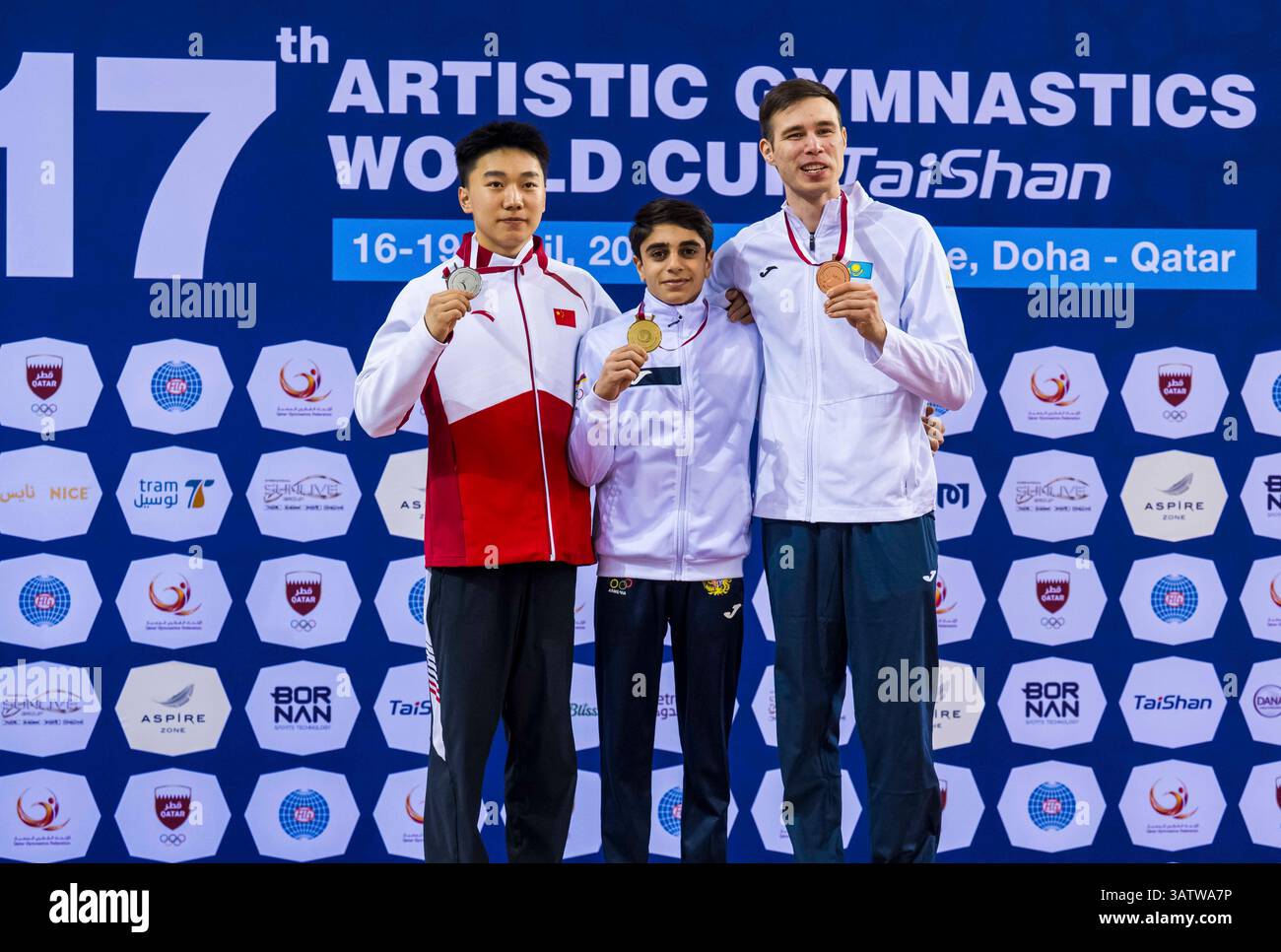 Doha, Katar. April 2025. Goldmedaillengewinner Hamlet Manukyan (C) aus Armenien, Silbermedaillengewinner Hong Yanming (L) aus China und Bronzemedaillengewinner Nariman Kurbanov aus Kasachstan posieren für Fotos während der Preisverleihung für das Finale des Männerpommel-Pferdes bei der 17. FIG-Weltmeisterschaft in Doha, Katar, 18. April 2025. Quelle: Nikku/Xinhua/Alamy Live News Stockfoto