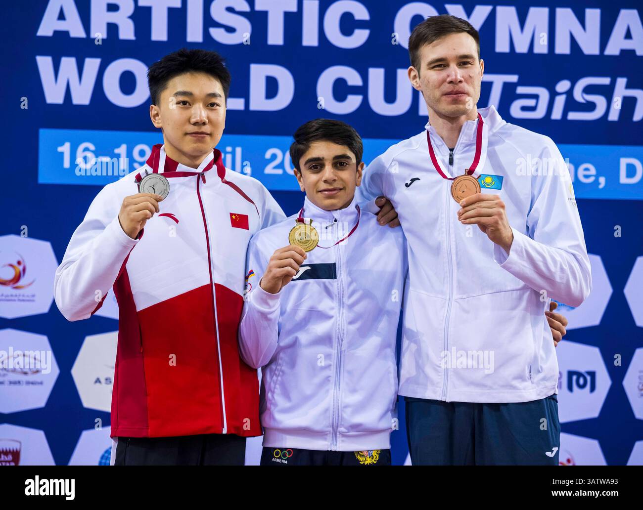 Doha, Katar. April 2025. Goldmedaillengewinner Hamlet Manukyan (C) aus Armenien, Silbermedaillengewinner Hong Yanming (L) aus China und Bronzemedaillengewinner Nariman Kurbanov aus Kasachstan posieren für Fotos während der Preisverleihung für das Finale des Männerpommel-Pferdes bei der 17. FIG-Weltmeisterschaft in Doha, Katar, 18. April 2025. Quelle: Nikku/Xinhua/Alamy Live News Stockfoto