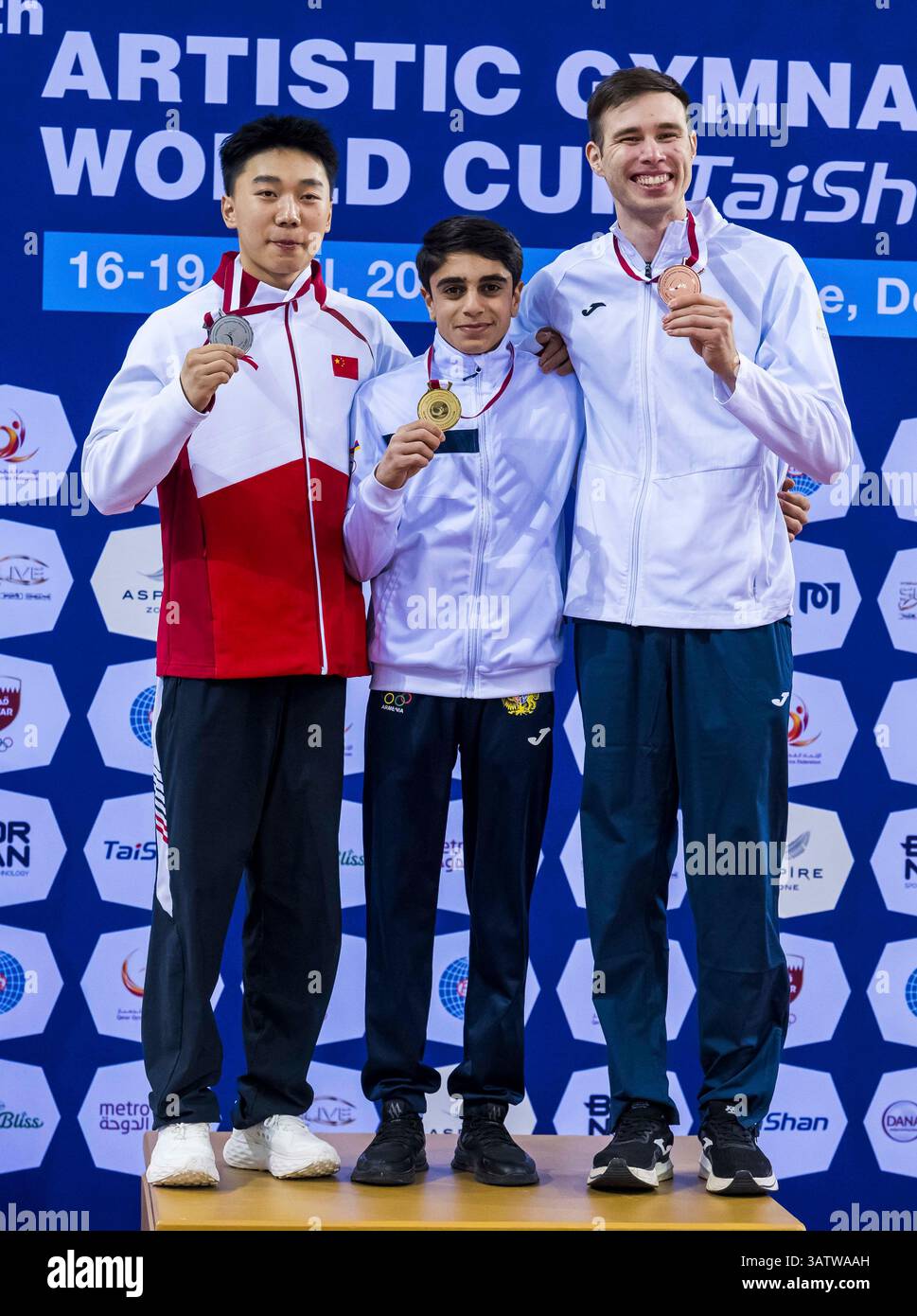 Doha, Katar. April 2025. Goldmedaillengewinner Hamlet Manukyan (C) aus Armenien, Silbermedaillengewinner Hong Yanming (L) aus China und Bronzemedaillengewinner Nariman Kurbanov aus Kasachstan posieren für Fotos während der Preisverleihung für das Finale des Männerpommel-Pferdes bei der 17. FIG-Weltmeisterschaft in Doha, Katar, 18. April 2025. Quelle: Nikku/Xinhua/Alamy Live News Stockfoto