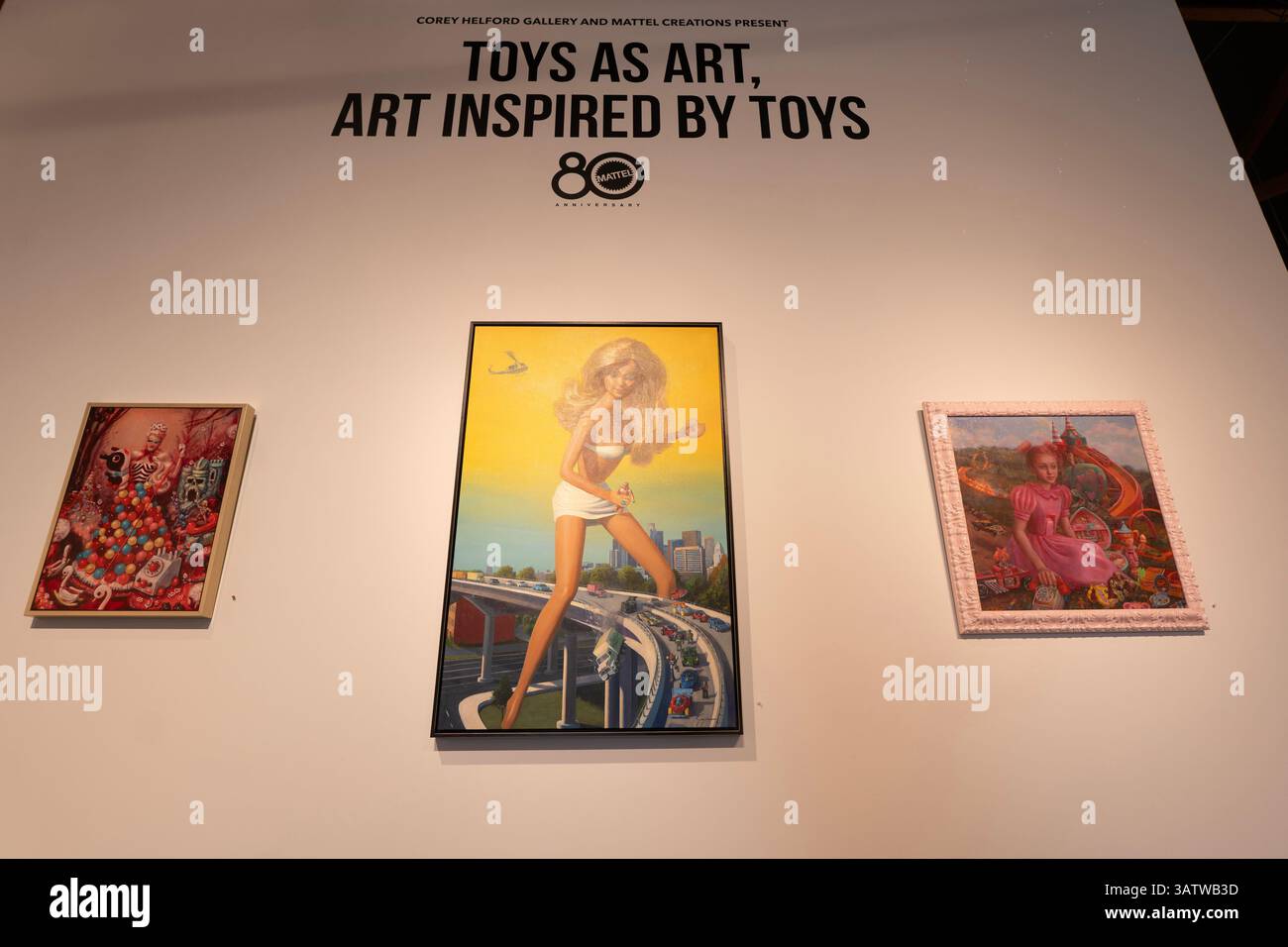 Arbeit von Eric Joyner. In der Corey Helford Gallery werden regelmäßig lustige Shows veranstaltet, die die Kunstfertigkeit der Popkultur hervorheben, und die letzte Ausstellung bildet keine Ausnahme. „Toys as Art“ wird in Zusammenarbeit mit Mattel Creations präsentiert und feiert acht Jahrzehnte von Mattel und den Einfluss seiner Marken, von Barbie bis Fisher-Price. Sehen Sie originale, von Spielzeug inspirierte Kunstwerke von über 80 Künstlern aus der ganzen Welt – wenn Sie eine coole Million herumliegen, können Sie sogar ein lebensgroßes Hot-Wheels-Spielzeugauto mit nach Hause nehmen Stockfoto