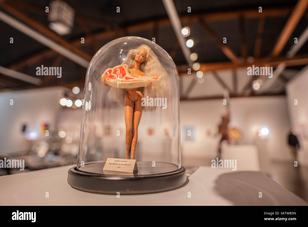 Werk von Mark Ryden. In der Corey Helford Gallery werden regelmäßig lustige Shows veranstaltet, die die Kunstfertigkeit der Popkultur hervorheben, und die letzte Ausstellung bildet keine Ausnahme. „Toys as Art“ wird in Zusammenarbeit mit Mattel Creations präsentiert und feiert acht Jahrzehnte von Mattel und den Einfluss seiner Marken, von Barbie bis Fisher-Price. Sehen Sie originale, von Spielzeug inspirierte Kunstwerke von über 80 Künstlern aus der ganzen Welt – wenn Sie eine coole Million herumliegen, können Sie sogar ein lebensgroßes Hot-Wheels-Spielzeugauto mit nach Hause nehmen Stockfoto