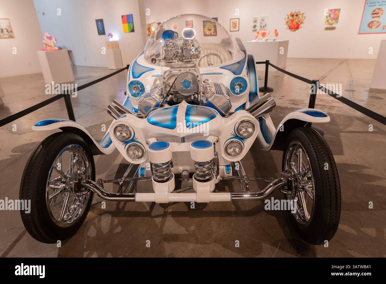 Arbeit von Dave Shuten. In der Corey Helford Gallery werden regelmäßig lustige Shows veranstaltet, die die Kunstfertigkeit der Popkultur hervorheben, und die letzte Ausstellung bildet keine Ausnahme. „Toys as Art“ wird in Zusammenarbeit mit Mattel Creations präsentiert und feiert acht Jahrzehnte von Mattel und den Einfluss seiner Marken, von Barbie bis Fisher-Price. Sehen Sie originale, von Spielzeug inspirierte Kunstwerke von über 80 Künstlern aus der ganzen Welt – wenn Sie eine coole Million herumliegen, können Sie sogar ein lebensgroßes Hot-Wheels-Spielzeugauto mit nach Hause nehmen Stockfoto