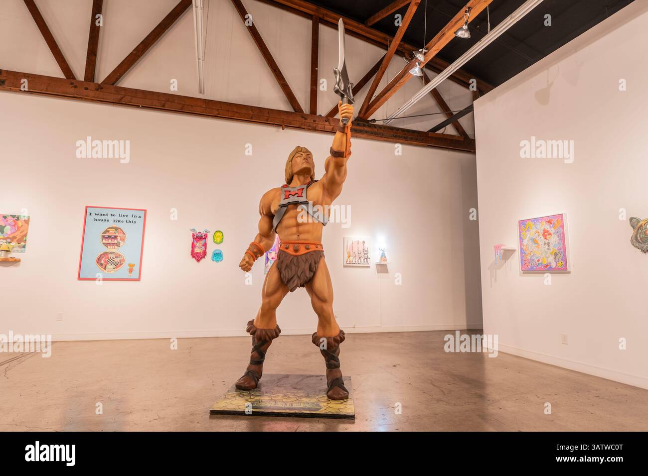In der Corey Helford Gallery werden regelmäßig lustige Shows veranstaltet, die die Kunstfertigkeit der Popkultur hervorheben, und die letzte Ausstellung bildet keine Ausnahme. „Toys as Art“ wird in Zusammenarbeit mit Mattel Creations präsentiert und feiert acht Jahrzehnte von Mattel und den Einfluss seiner Marken, von Barbie bis Fisher-Price. Sehen Sie originale, von Spielzeug inspirierte Kunstwerke von über 80 Künstlern aus der ganzen Welt – wenn Sie eine coole Million herumliegen, können Sie sogar ein lebensgroßes Hot-Wheels-Spielzeugauto mit nach Hause nehmen Stockfoto