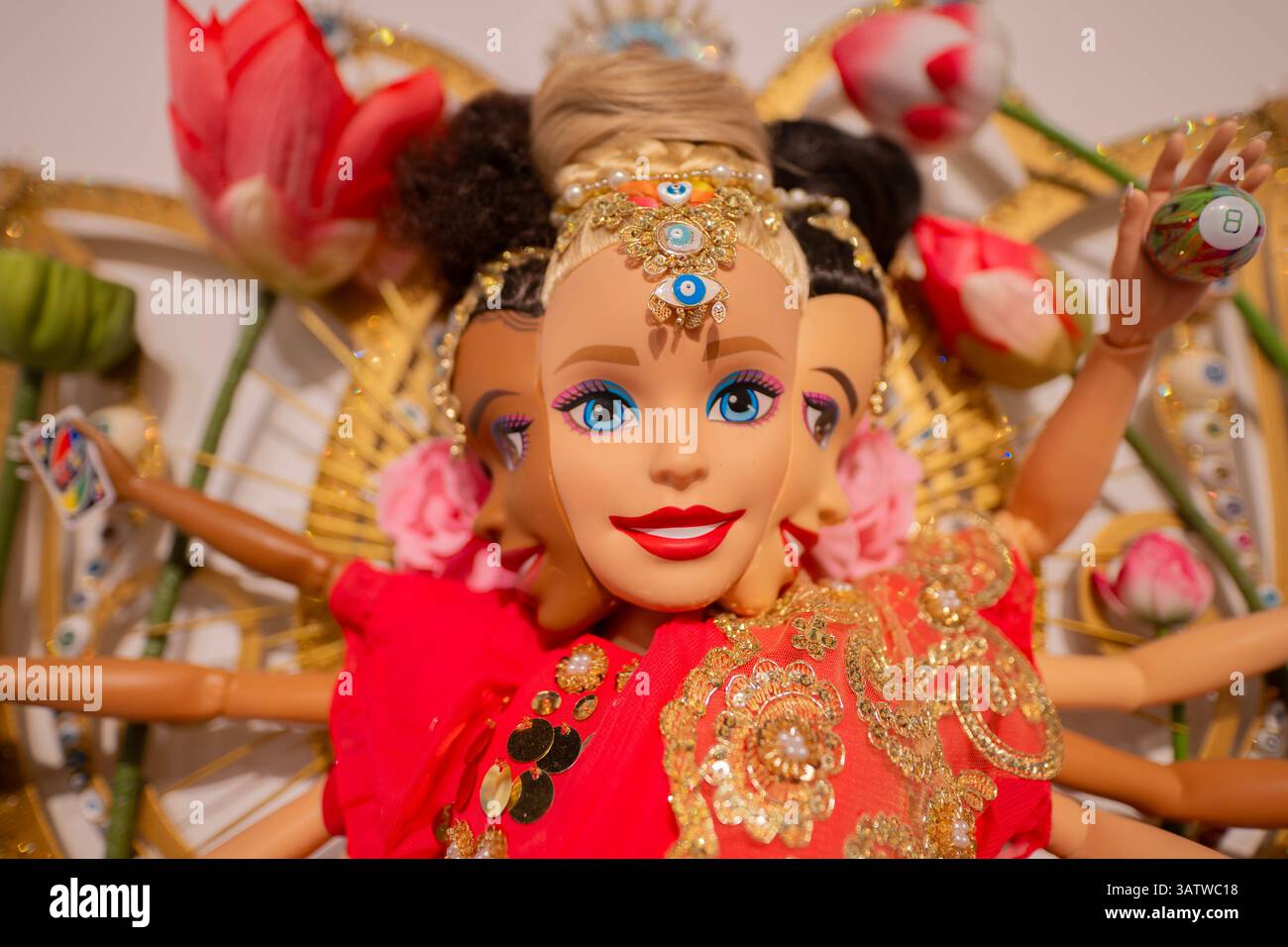 In der Corey Helford Gallery werden regelmäßig unterhaltsame Shows veranstaltet, die die Kunstfertigkeit der Popkultur thematisieren, und die letzte Ausstellung bildet keine Ausnahme. „Toys as Art“ wird in Zusammenarbeit mit Mattel Creations präsentiert und feiert acht Jahrzehnte von Mattel und den Einfluss seiner Marken, von Barbie bis Fisher-Price. Sehen Sie originale, von Spielzeug inspirierte Kunstwerke von über 80 Künstlern aus der ganzen Welt – wenn Sie eine coole Million herumliegen, können Sie sogar ein lebensgroßes Hot-Wheels-Spielzeugauto mit nach Hause nehmen Stockfoto