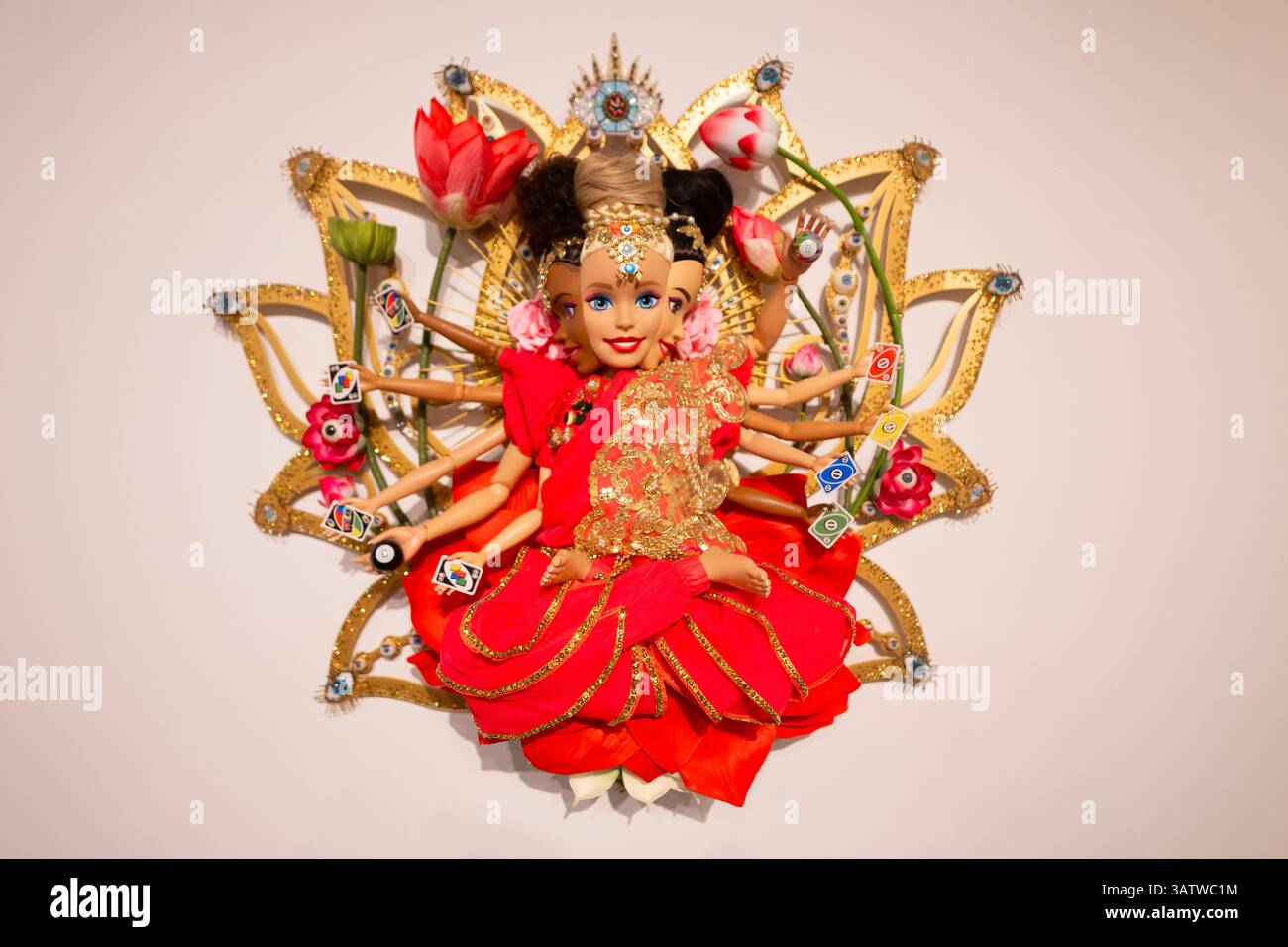 Das Werk von Christy Bomb. In der Corey Helford Gallery werden regelmäßig lustige Shows veranstaltet, die die Kunstfertigkeit der Popkultur hervorheben, und die letzte Ausstellung bildet keine Ausnahme. „Toys as Art“ wird in Zusammenarbeit mit Mattel Creations präsentiert und feiert acht Jahrzehnte von Mattel und den Einfluss seiner Marken, von Barbie bis Fisher-Price. Sehen Sie originale, von Spielzeug inspirierte Kunstwerke von über 80 Künstlern aus der ganzen Welt – wenn Sie eine coole Million herumliegen, können Sie sogar ein lebensgroßes Hot-Wheels-Spielzeugauto mit nach Hause nehmen Stockfoto