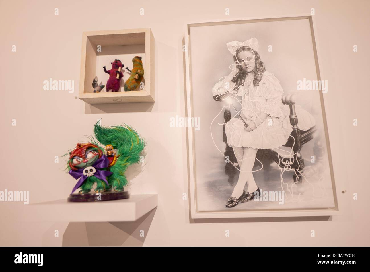 In der Corey Helford Gallery werden regelmäßig lustige Shows veranstaltet, die die Kunstfertigkeit der Popkultur hervorheben, und die letzte Ausstellung bildet keine Ausnahme. „Toys as Art“ wird in Zusammenarbeit mit Mattel Creations präsentiert und feiert acht Jahrzehnte von Mattel und den Einfluss seiner Marken, von Barbie bis Fisher-Price. Sehen Sie originale, von Spielzeug inspirierte Kunstwerke von über 80 Künstlern aus der ganzen Welt – wenn Sie eine coole Million herumliegen, können Sie sogar ein lebensgroßes Hot-Wheels-Spielzeugauto mit nach Hause nehmen Stockfoto