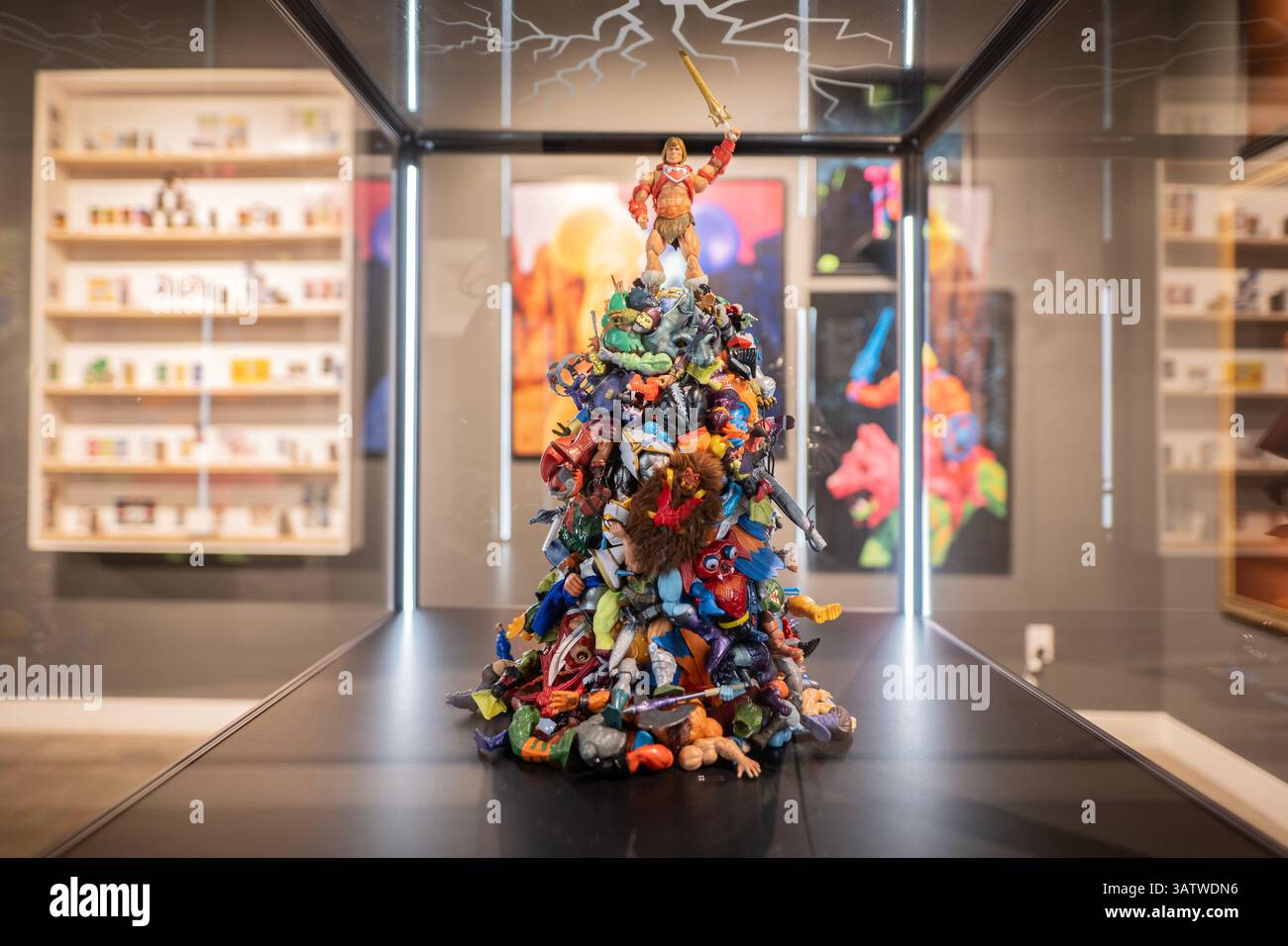 In der Corey Helford Gallery werden regelmäßig lustige Shows veranstaltet, die die Kunstfertigkeit der Popkultur hervorheben, und die letzte Ausstellung bildet keine Ausnahme. „Toys as Art“ wird in Zusammenarbeit mit Mattel Creations präsentiert und feiert acht Jahrzehnte von Mattel und den Einfluss seiner Marken, von Barbie bis Fisher-Price. Sehen Sie originale, von Spielzeug inspirierte Kunstwerke von über 80 Künstlern aus der ganzen Welt – wenn Sie eine coole Million herumliegen, können Sie sogar ein lebensgroßes Hot-Wheels-Spielzeugauto mit nach Hause nehmen Stockfoto