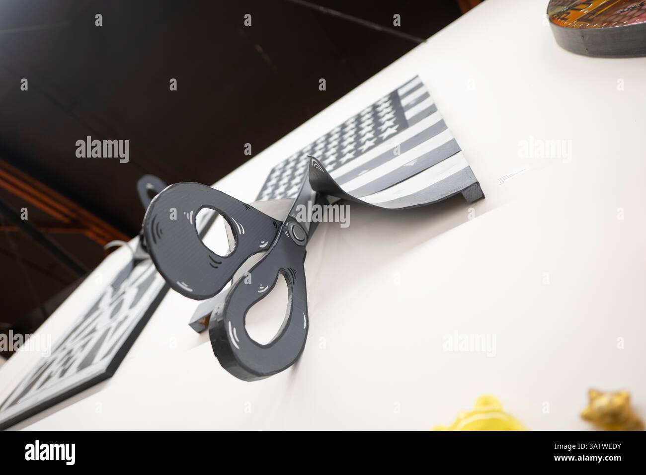 In der Corey Helford Gallery werden regelmäßig lustige Shows veranstaltet, die die Kunstfertigkeit der Popkultur hervorheben, und die letzte Ausstellung bildet keine Ausnahme. „Toys as Art“ wird in Zusammenarbeit mit Mattel Creations präsentiert und feiert acht Jahrzehnte von Mattel und den Einfluss seiner Marken, von Barbie bis Fisher-Price. Sehen Sie originale, von Spielzeug inspirierte Kunstwerke von über 80 Künstlern aus der ganzen Welt – wenn Sie eine coole Million herumliegen, können Sie sogar ein lebensgroßes Hot-Wheels-Spielzeugauto mit nach Hause nehmen Stockfoto