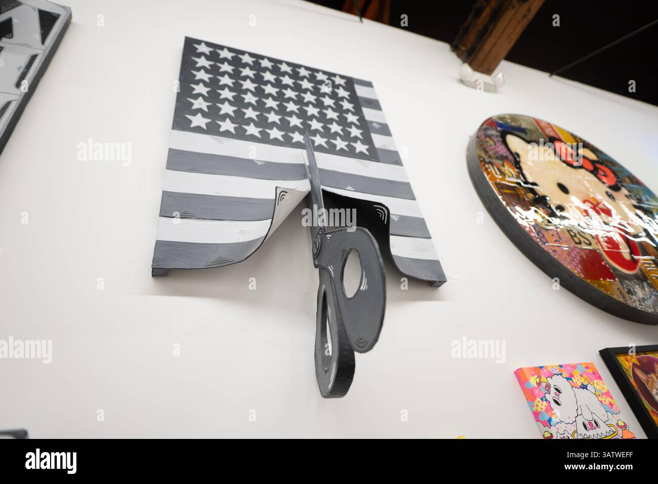 In der Corey Helford Gallery werden regelmäßig lustige Shows veranstaltet, die die Kunstfertigkeit der Popkultur hervorheben, und die letzte Ausstellung bildet keine Ausnahme. „Toys as Art“ wird in Zusammenarbeit mit Mattel Creations präsentiert und feiert acht Jahrzehnte von Mattel und den Einfluss seiner Marken, von Barbie bis Fisher-Price. Sehen Sie originale, von Spielzeug inspirierte Kunstwerke von über 80 Künstlern aus der ganzen Welt – wenn Sie eine coole Million herumliegen, können Sie sogar ein lebensgroßes Hot-Wheels-Spielzeugauto mit nach Hause nehmen Stockfoto