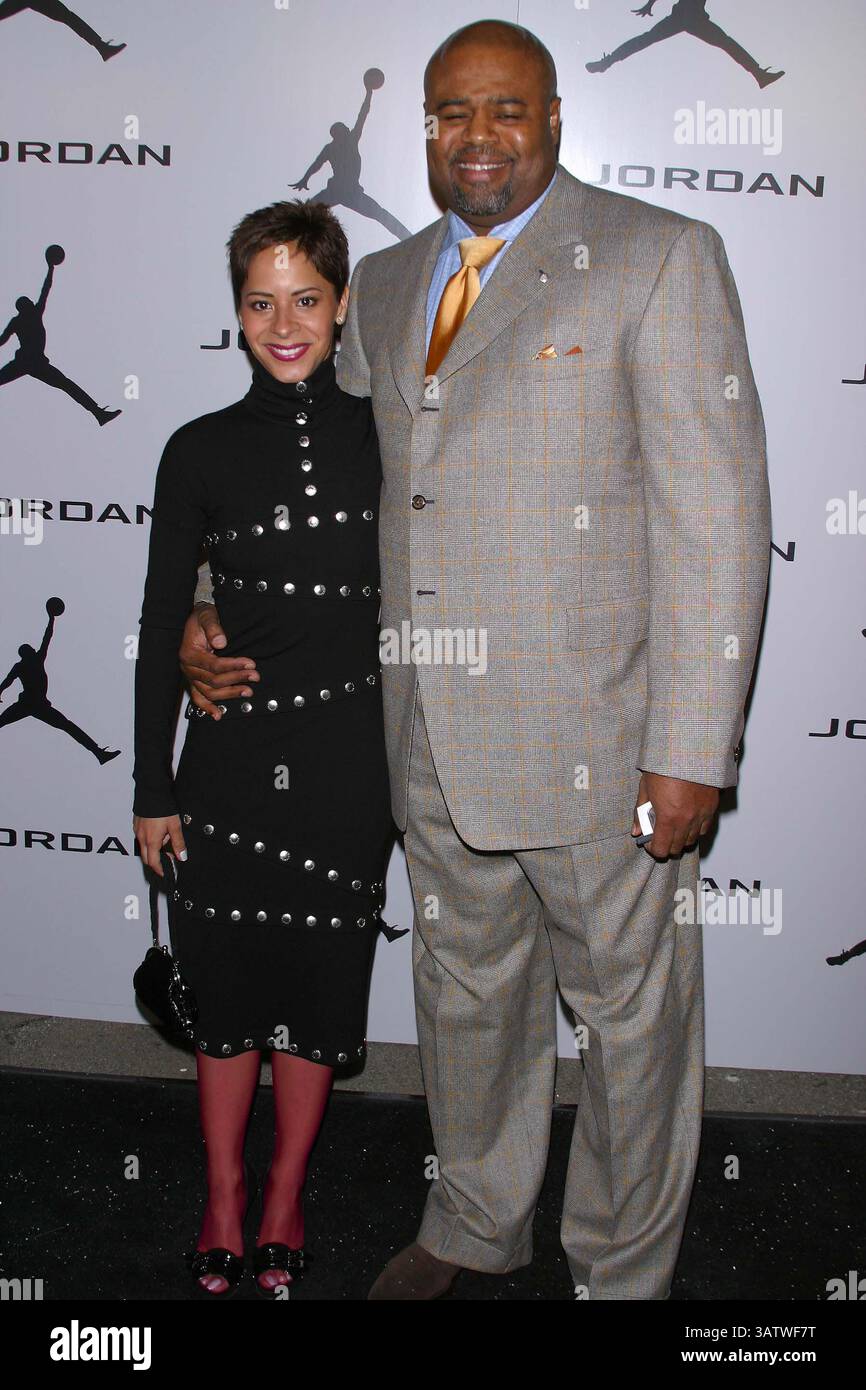 FEBRUAR 2004 - LOS ANGELES, KALIFORNIEN, USA - K35557MR.JORDAN COMEDY COURT NBA ALL-STAR-EVENT. WADSWORTH THEATRE, LOS ANGELES, CA. (13.02.04). MILAN RYBA/2004.CHI McBride UND G/F JULISSA MARQUEZ(Bild: © Globe Photos/ZUMAPRESS.com) Stockfoto
