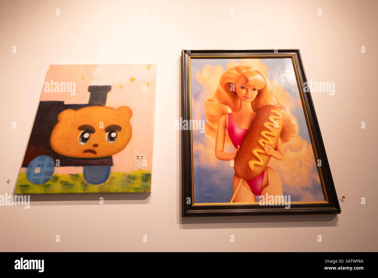 Arbeit von Benett Slater. In der Corey Helford Gallery werden regelmäßig lustige Shows veranstaltet, die die Kunstfertigkeit der Popkultur hervorheben, und die letzte Ausstellung bildet keine Ausnahme. „Toys as Art“ wird in Zusammenarbeit mit Mattel Creations präsentiert und feiert acht Jahrzehnte von Mattel und den Einfluss seiner Marken, von Barbie bis Fisher-Price. Sehen Sie originale, von Spielzeug inspirierte Kunstwerke von über 80 Künstlern aus der ganzen Welt – wenn Sie eine coole Million herumliegen, können Sie sogar ein lebensgroßes Hot-Wheels-Spielzeugauto mit nach Hause nehmen Stockfoto