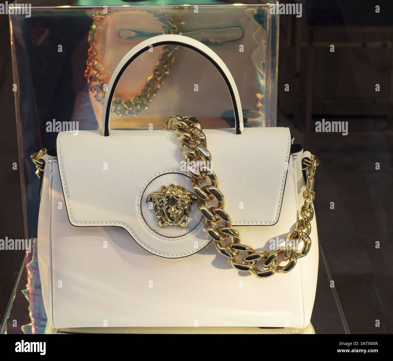 Luxuriöse Tasche aus transparentem Leder mit goldenem Versace-Symbol. Mailand - Italien, 16. April 2022. Stockfoto
