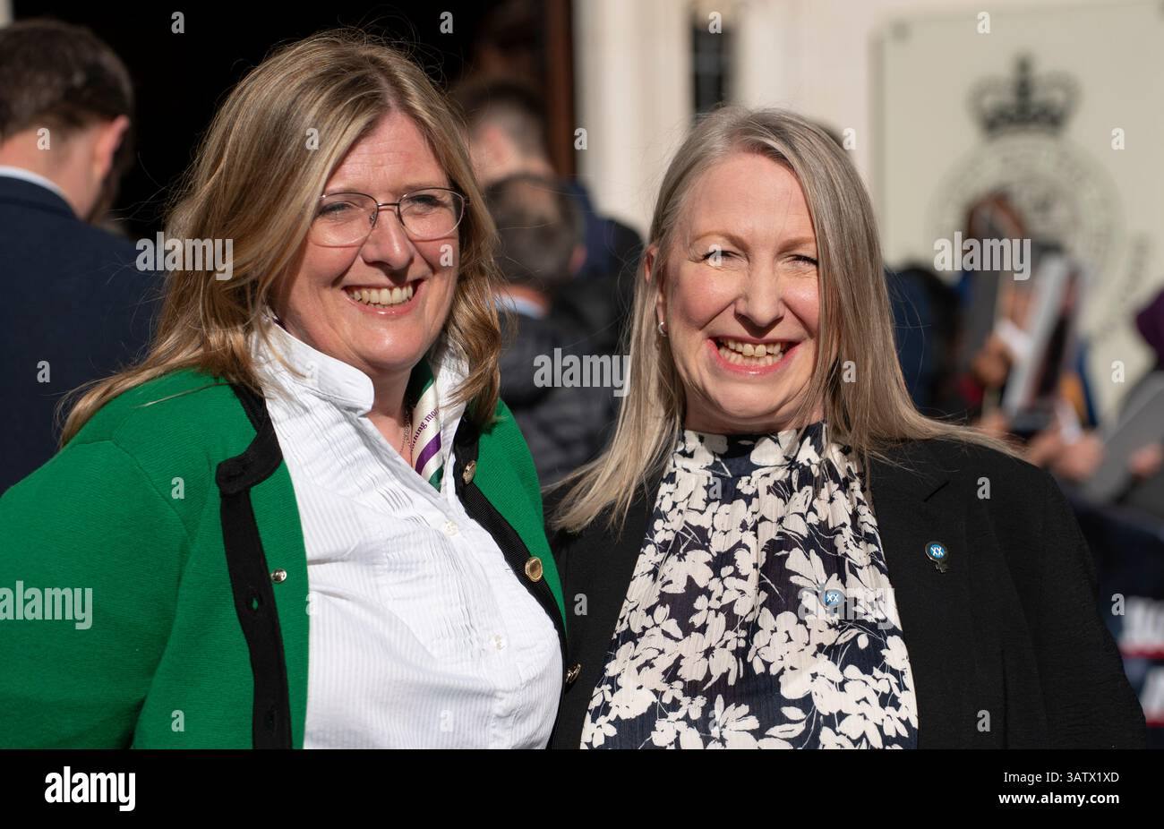 Marion Calder (R) und Susan Smith, for Women Scotland, treffen vor dem Urteil for Women Scotland gegen die schottische Regierung vor dem Obersten Gerichtshof in London ein Stockfoto