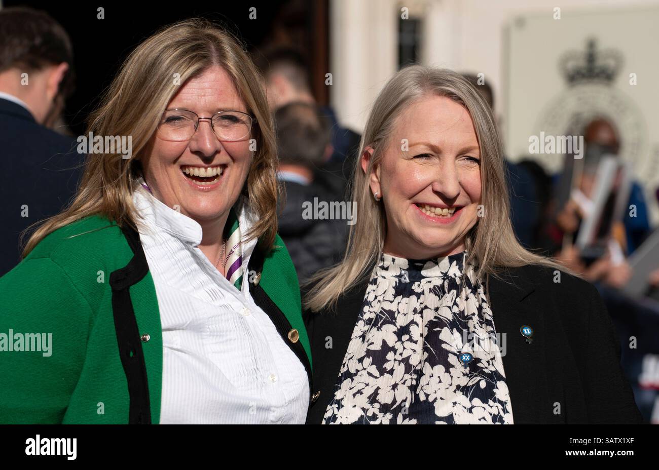 Marion Calder (R) und Susan Smith, for Women Scotland, treffen vor dem Urteil for Women Scotland gegen die schottische Regierung vor dem Obersten Gerichtshof in London ein Stockfoto